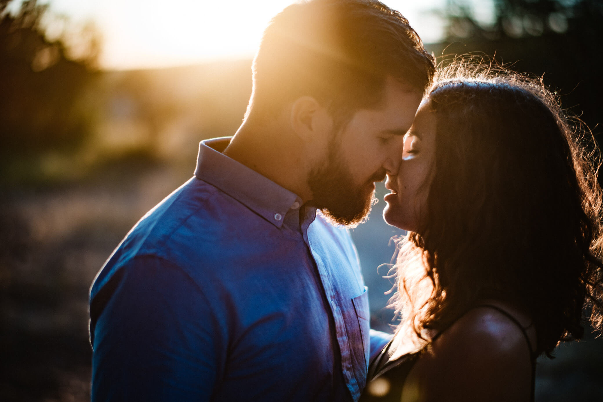 photographe-couple-couche-soleil-foret-amour-sens-embrasse